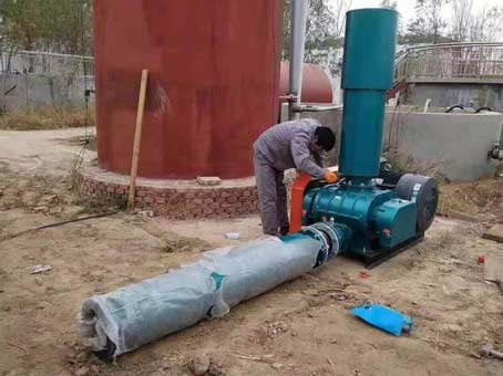 工人師傅在對(duì)三葉羅茨鼓風(fēng)機(jī)運(yùn)行維護(hù) 工人師傅在對(duì)三葉羅茨鼓風(fēng)機(jī)運(yùn)行維護(hù)